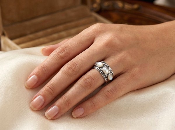 ΑΝΤΙΚΕ ΔΑΧΤΥΛΙΔΙ ΑΣΗΜΙ925 ΜΕ ΓΡΑΝΑΔΑ ΠΕΤΡΕΣ