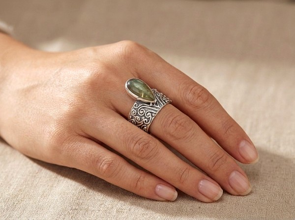 ΧΕΙΡΟΠΟΙΗΤΟ ΔΑΧΤΥΛΙΔΙ ΑΠΟ ΑΣΗΜΙ925 ΜΕ ΛΑΜΠΡΑΝΤΟΡΙΤΗ ΠΕΤΡΑ