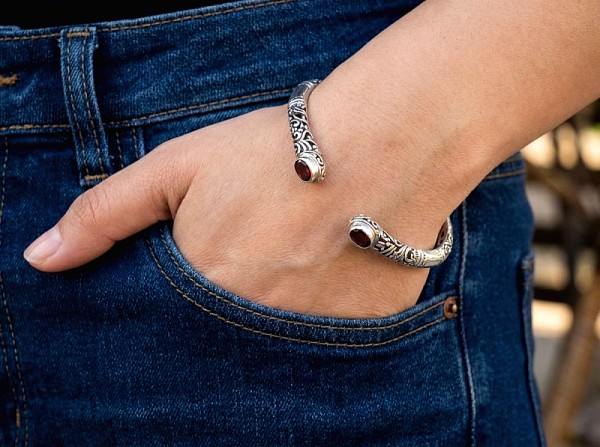 ΧΕΙΡΟΠΟΙΗΤΟ ΣΚΑΛΙΣΤΟ ΒΡΑΧΙΟΛΙ ΧΕΙΡΟΠΕΔΑ ΑΠΟ ΑΣΗΜΙ925 ΚΑΙ ΖΙΡΚΟΝ ΠΕΤΡΑ