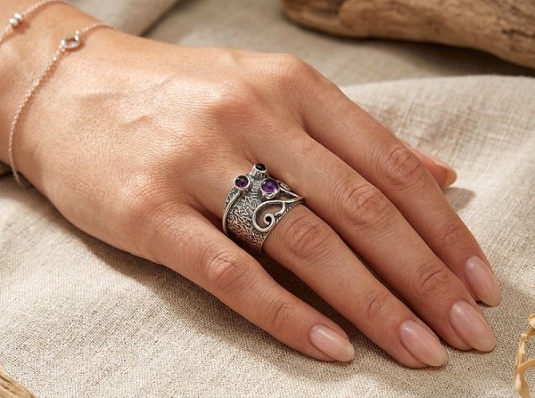 ΧΕΙΡΟΠΟΙΗΤΟ ΔΑΧΤΥΛΙΔΙ ΑΠΟ ΑΣΗΜΙ925 ΚΑΙ ΑΜΕΘΥΣΤΟ ΠΕΤΡΑ