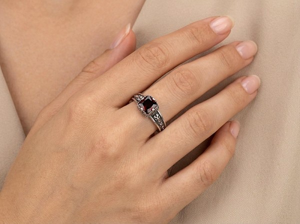 ΑΝΤΙΚΕ ΜΟΝΟΠΕΤΡΟ ΔΑΧΤΥΛΙΔΙ ΑΣΗΜΙ925 ΜΕ ΦΙΛΝΤΙΣΙ ΠΕΤΡΑ