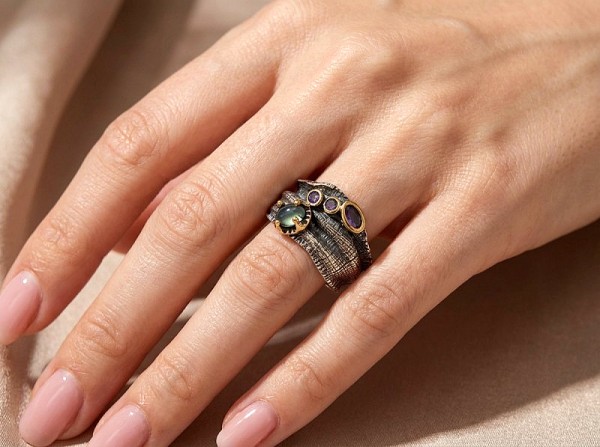 ΧΕΙΡΟΠΟΙΗΤΟ ΔΑΧΤΥΛΙΔΙ ΑΠΟ ΑΣΗΜΙ925 ΜΕ ΑΜΑΖΟΝΙΤΗ ΚΑΙ ΖΙΡΚΟΝ ΠΕΤΡΕΣ