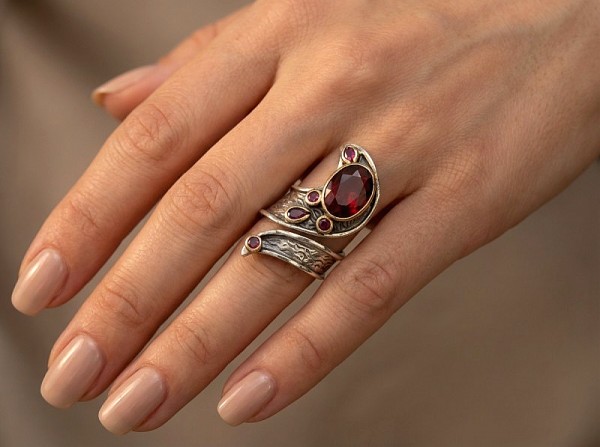 ΧΕΙΡΟΠΟΙΗΤΟ ΔΑΧΤΥΛΙΔΙ ΑΠΟ ΑΣΗΜΙ925 ΚΑΙ ΖΙΡΚΟΝ ΠΕΤΡΕΣ