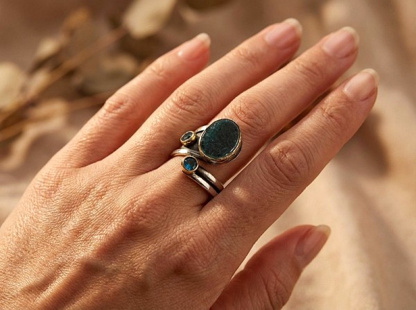 ΧΕΙΡΟΠΟΙΗΤΟ ΔΑΧΤΥΛΙΔΙ ΑΠΟ ΑΣΗΜΙ925 ΜΕ ΖΙΡΚΟΝ ΠΕΤΡΕΣ